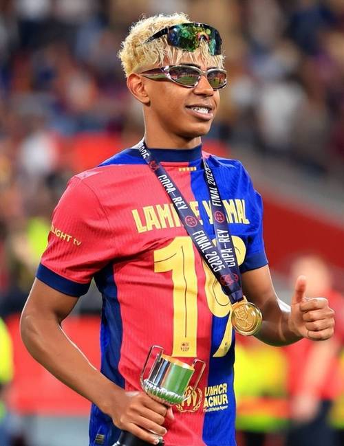 世界杯裁判名单公布，中国裁判再次入选（世界杯裁判名单出炉，中国裁判再度入围）