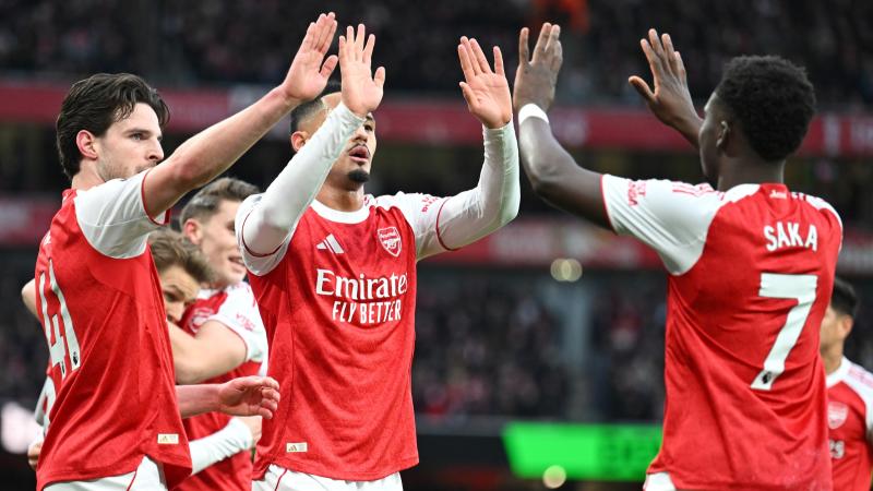 2025赛季，成都蓉城以红焰为刃、热血为甲，在三...（2025赛季，成都蓉城执赤焰为锋、披热血为甲，在三...）