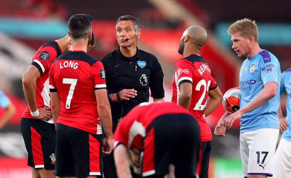 离别的季节，国安球迷合唱《再见》送别年底离队球员（年末告别季，国安球迷齐唱《再见》为离队球员送行）