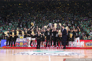 哈曼：拜仁仍是欧冠冠军的重要竞争者，战胜大巴黎是一种警告（哈曼：拜仁依旧是欧冠夺冠热门，击败巴黎是一记警钟）