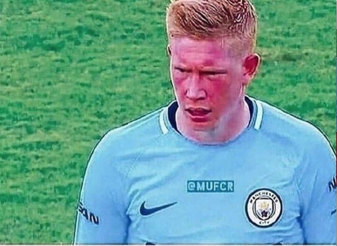 欧文突破防守助攻制胜（欧文强突送助攻锁定胜局）