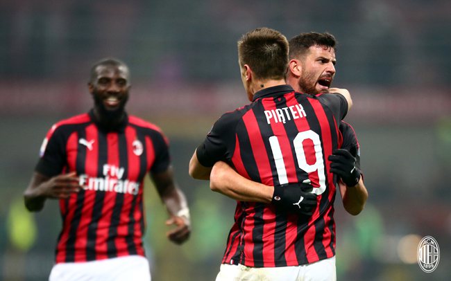 都悲伤！阿森纳被扳平球迷遗憾捂脸，狼队遭绝杀球迷神情落寞（双双失落！阿森纳被扳平球迷捂脸叹息，狼队遭绝杀神情黯然）