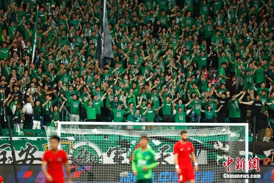 杰伦·约翰逊半场三双创纪录，成道格·里弗斯后首人（杰伦·约翰逊半场砍下三双刷新纪录，成为里弗斯以来第一人）